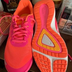 BRAND NEW Nike dual fusion sneakers